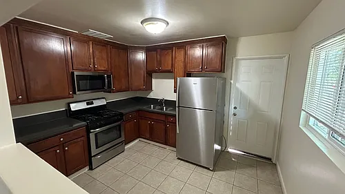 3059 Hawthorn St Photo 1