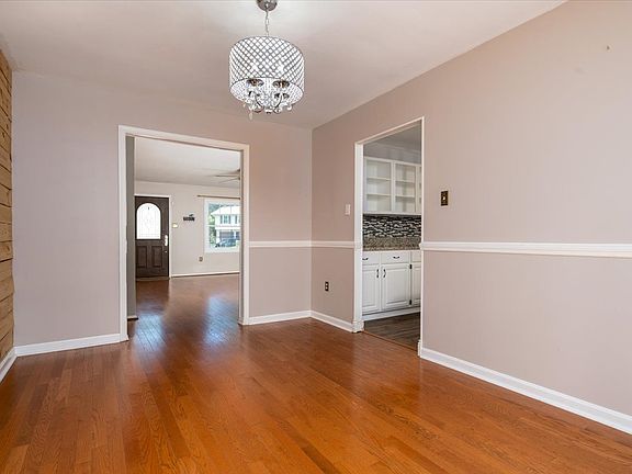 4th image of 1097 Snow Hill Ln