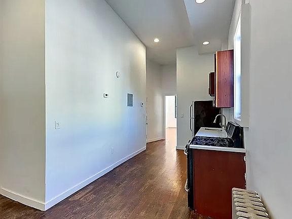 3rd image of 886 Franklin Ave #2E