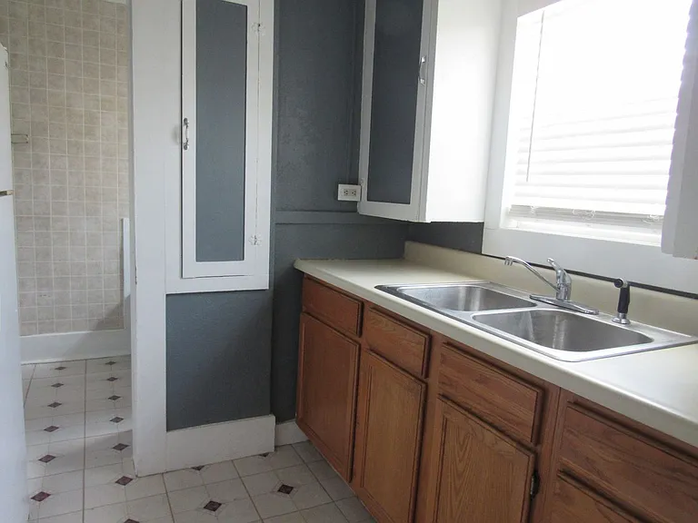 835 E 12th St #2 — Photo 3