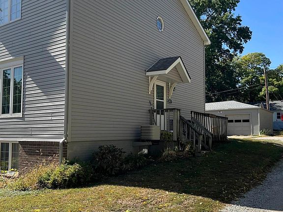 Side entrance from the detached garage