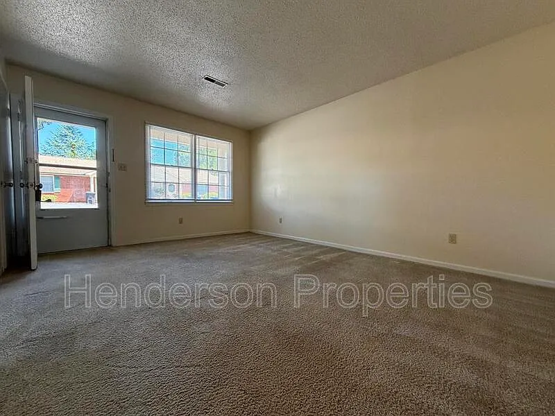 2 bed, 1.0 bath, 865 sqft, $1,250 — Photo 3