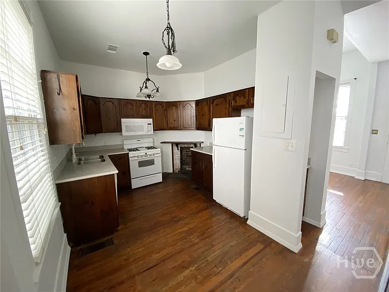 506 E York St — Photo 6