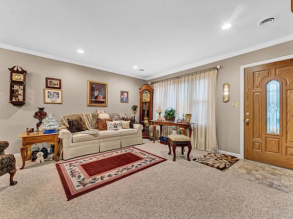 3rd image of 931 Ingleside Ln