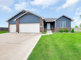 825 S Cattail Cir, Haysville, KS 67060