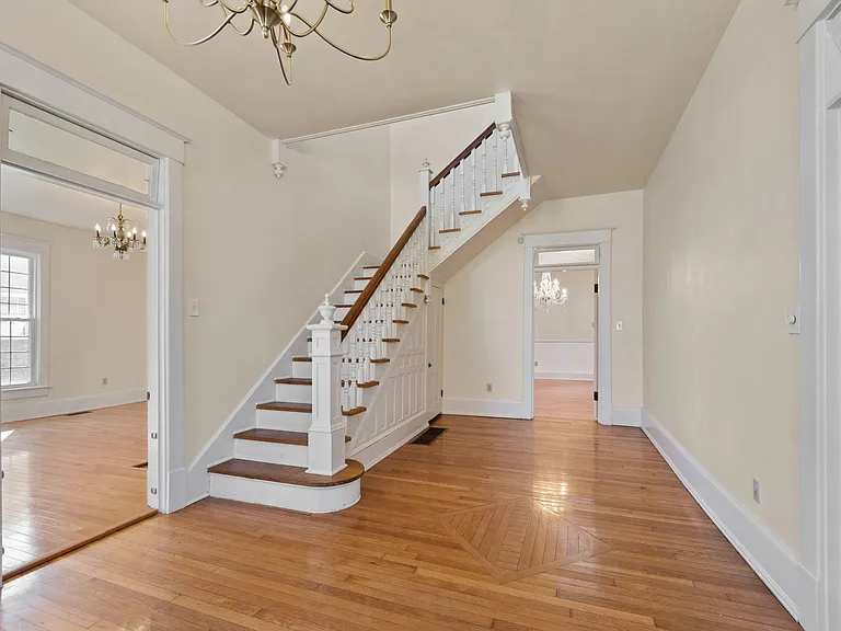 406 N Main St — Photo 7
