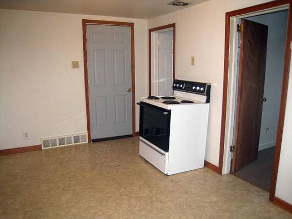 Stove & refrig included