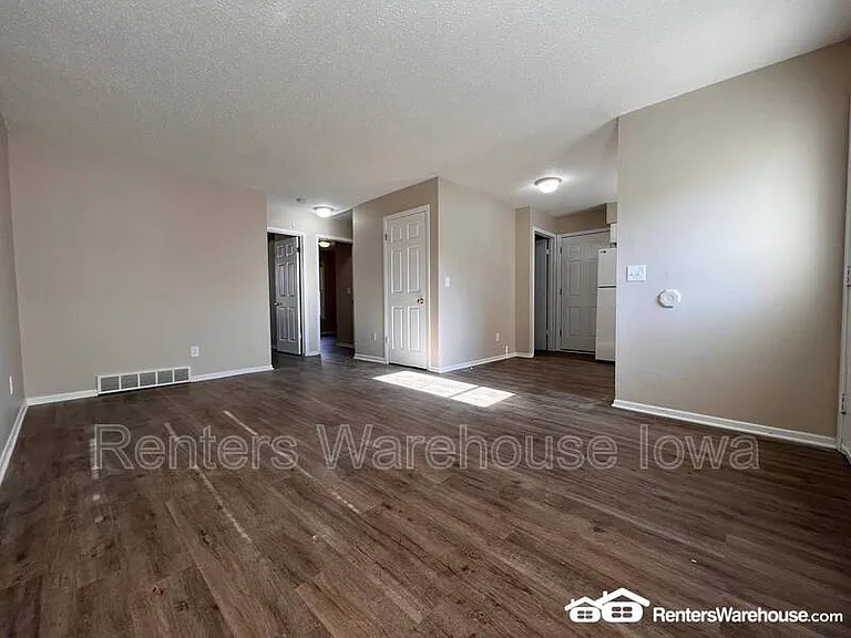 3012 Raccoon St — Photo 3