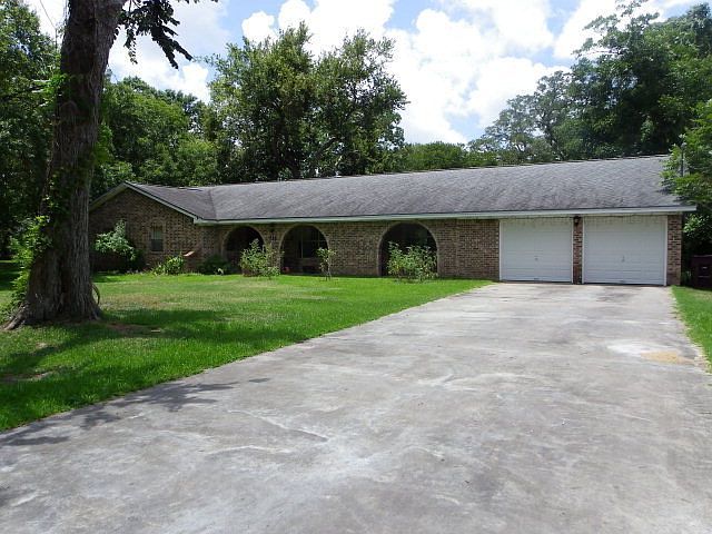 1st image of 411 Live Oak Dr