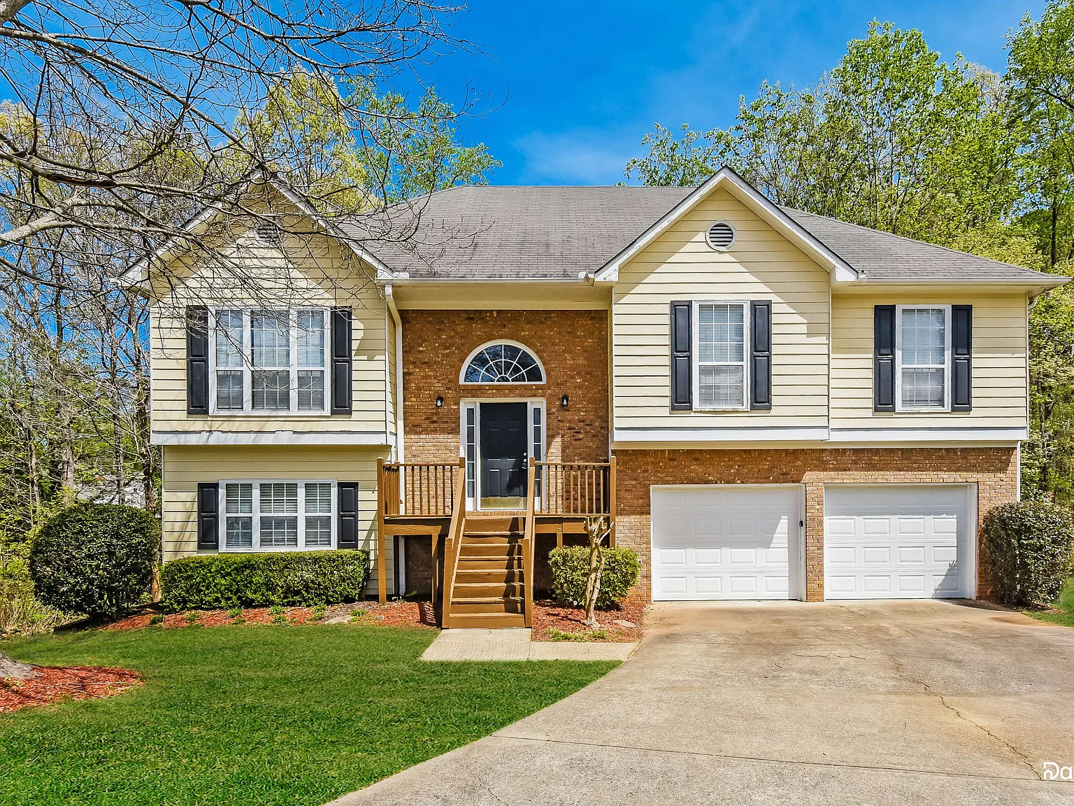 3 bed, 2.0 bath, 2464 sqft, $2,400 — Photo 1