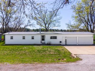 2 S Circle Dr, Carlyle, IL