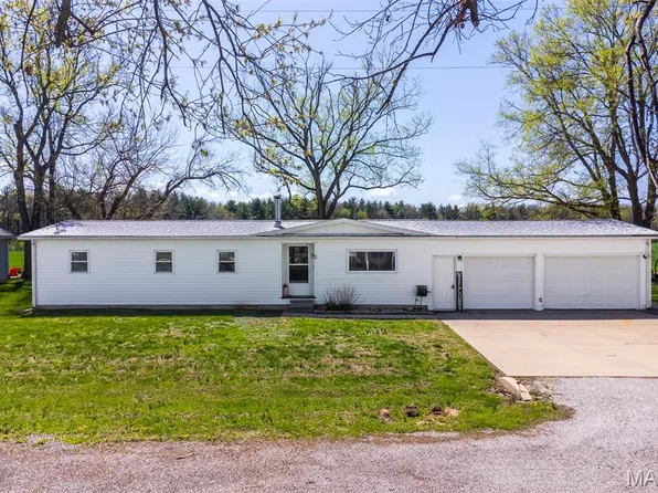 2 S Circle Dr, Carlyle, IL 62231