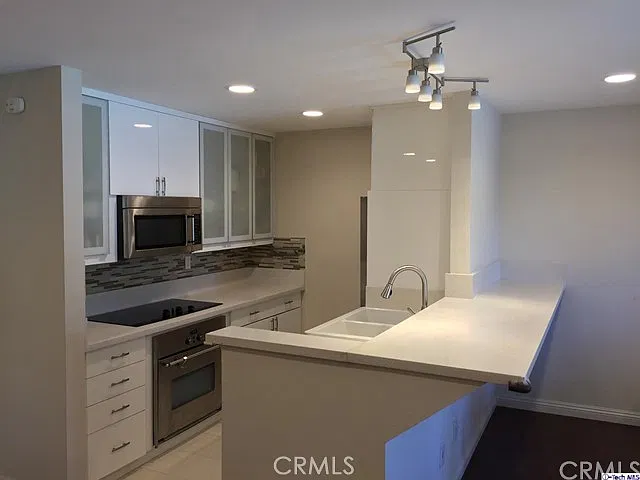2 bed, 1.0 bath, 924 sqft, $3,000 — Photo 1