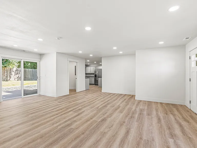 305 W 8th St — Photo 6