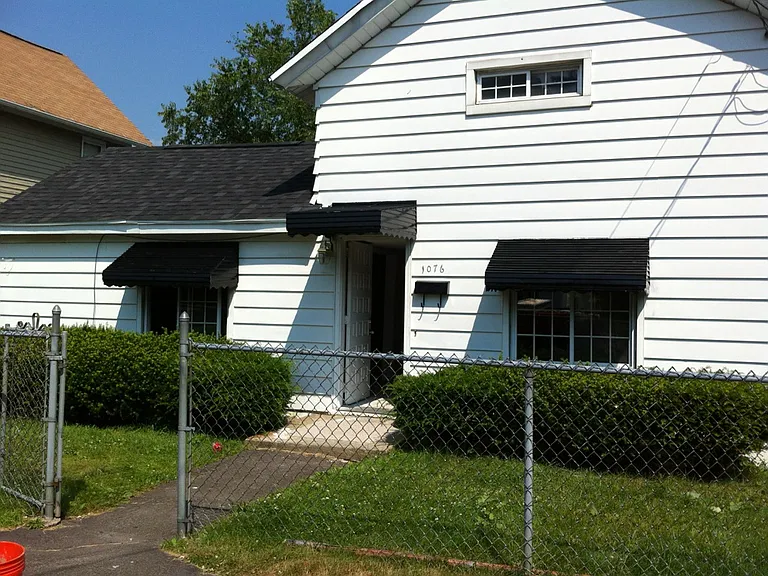 1076 W Market Streetsingle Family Home — Photo 1