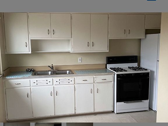 3rd image of 17808 Lake Shore Blvd Unit 201
