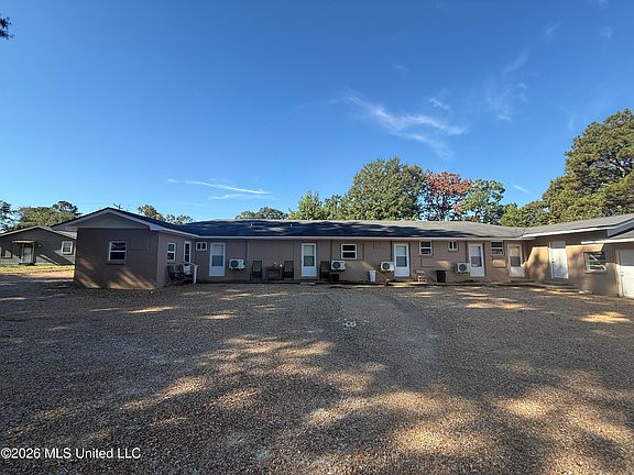 4th image of 302 Martin Luther King Dr