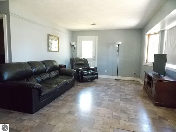 5th image of 229 N Gladwin St