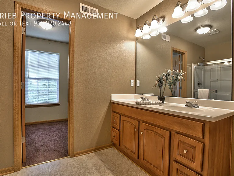 824 Woodson Ct — Photo 13