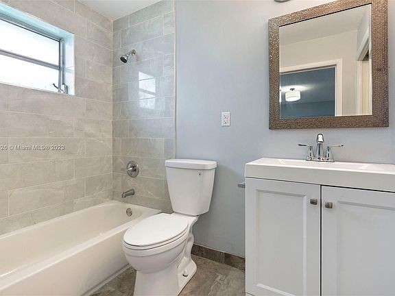 4th image of 2460 SW 36th Ave #A