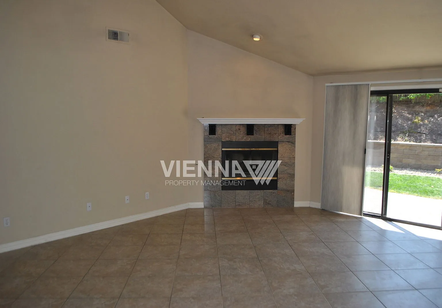 4 bed, 2.5 bath, 2470 sqft, $3,195 — Photo 4