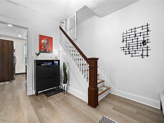 4th image of 211 Harvard Ave
