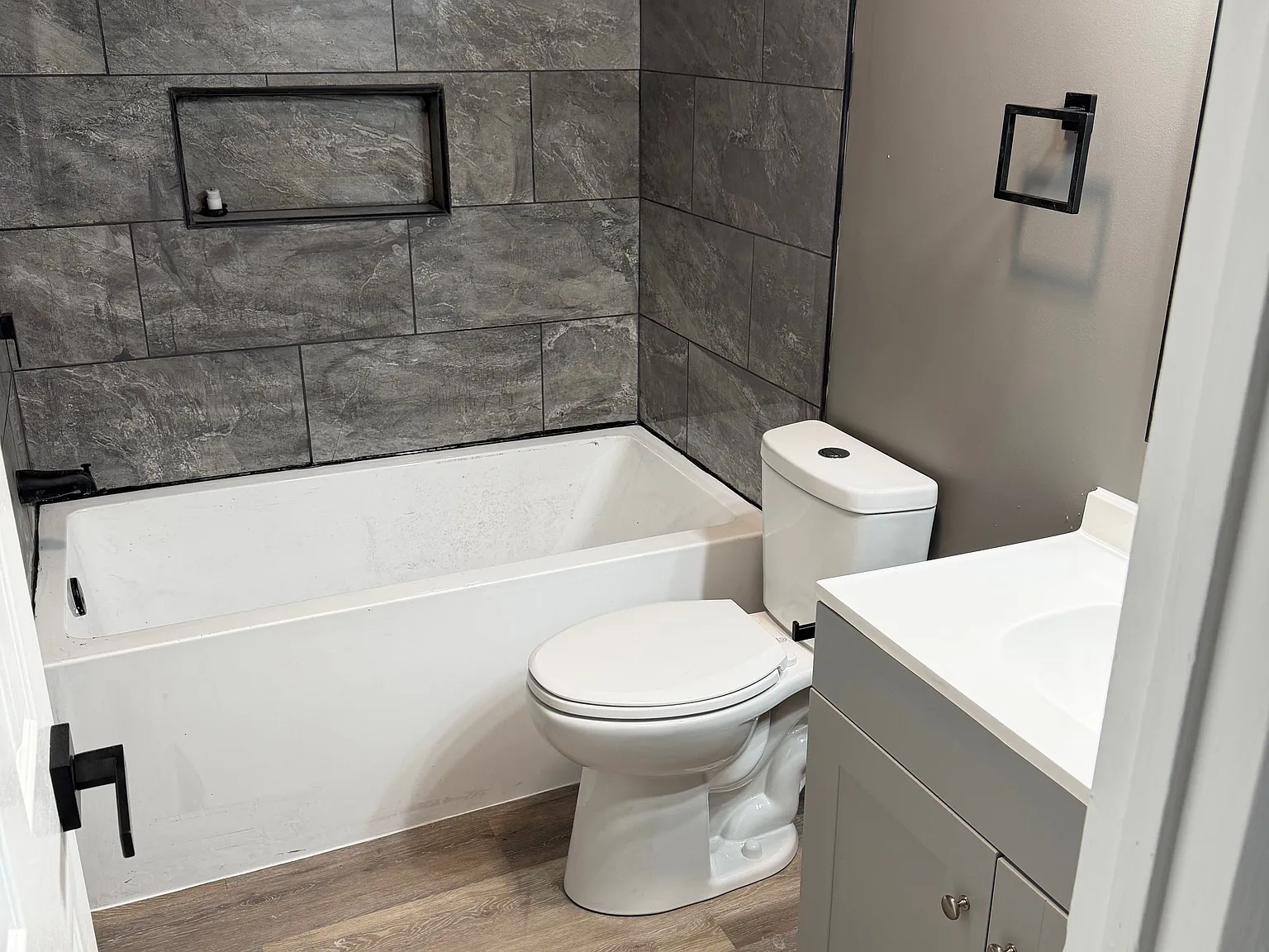 Two bedroom apartment: fully renovated, new appliances and close to Cape schools — Photo 3