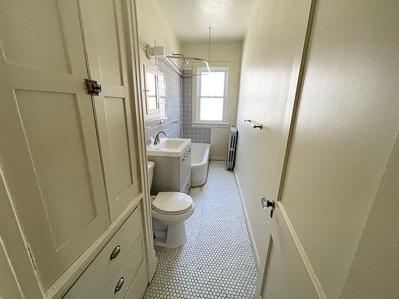 5th image of 704 Farmington Ave APT C3