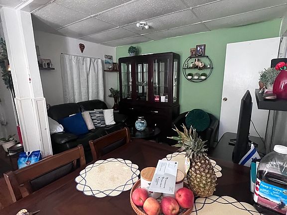 4th image of 32 Wright Ave