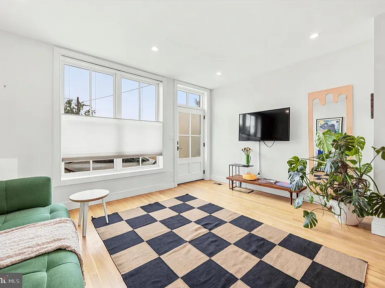 64 W Queen Ln — Photo 7