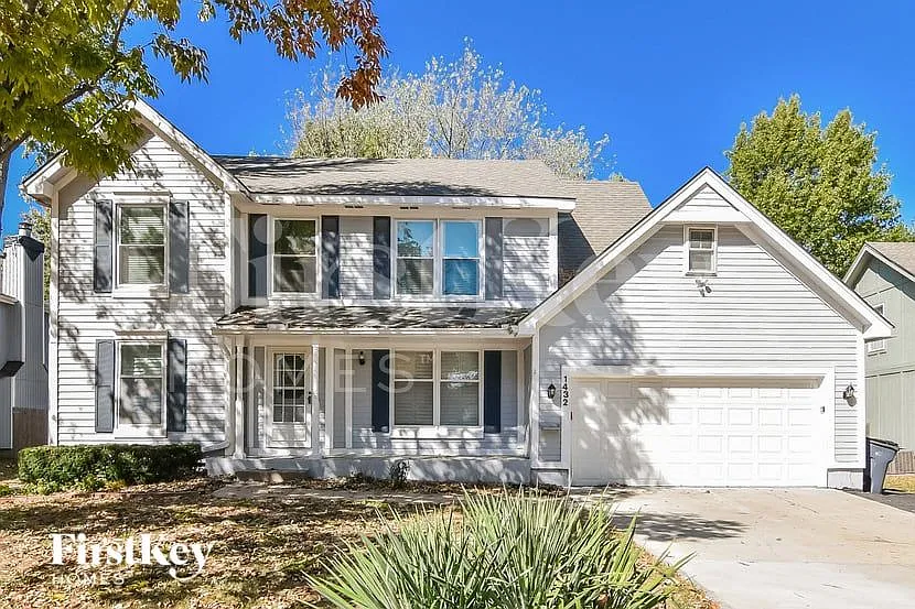 4 bed, 2.5 bath, 2372 sqft, $3,065 — Photo 2
