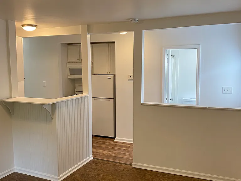 1042 Main St — Photo 4