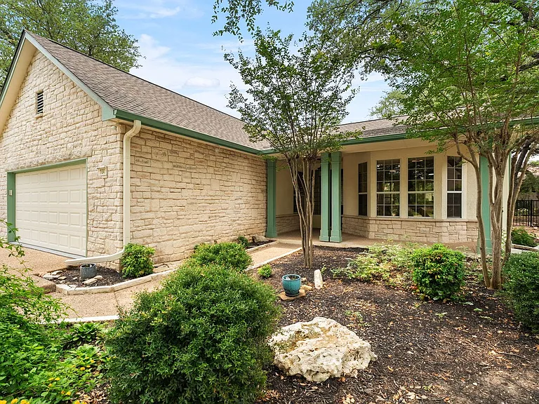 104 Bronco Cir — Photo 2