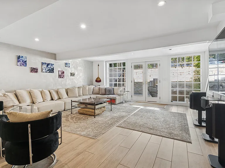 9 Lauras Ln — Photo 32