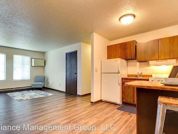 3rd image of 908 9th St W #7