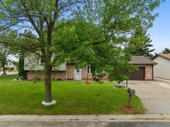 1201 25th Pl NW, Minot, ND 58703