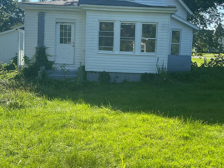 240 Robinson St — Photo 26