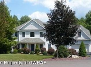 11 Forest Dr, Dallas, PA 18612