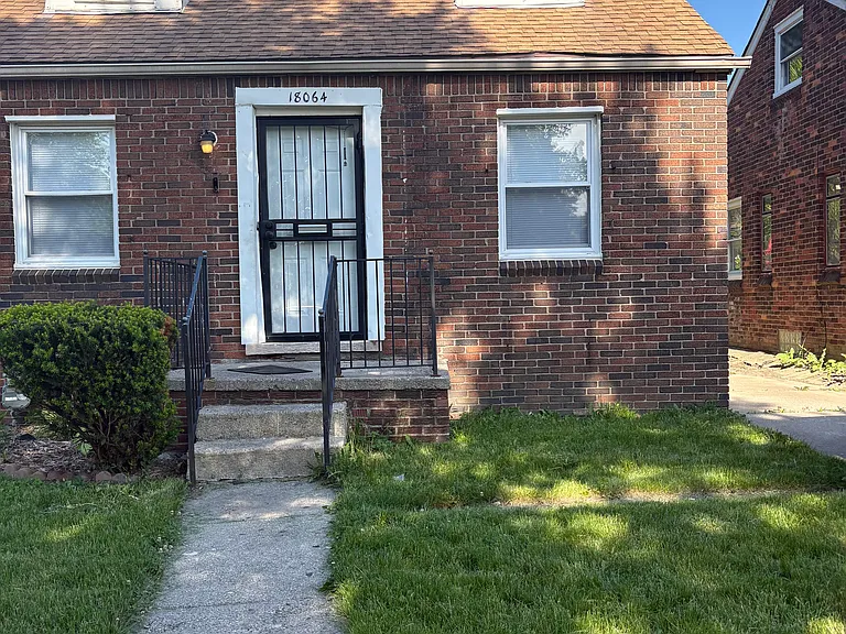 18064 Waltham St — Photo 9