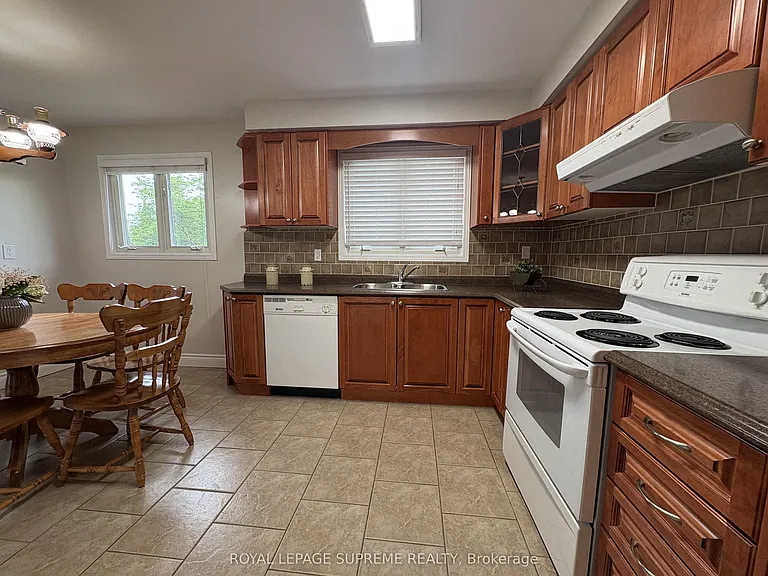 966 Lovingston Cres — Photo 11