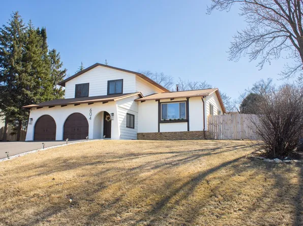 604 Iona Ln, Roseville, MN 55113
