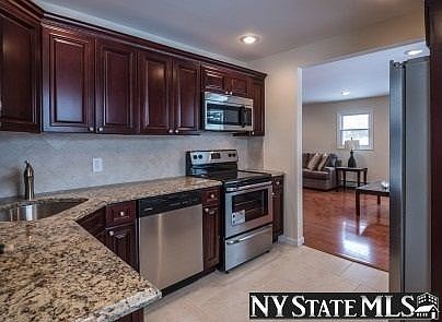 5th image of 129 Hickory Ln