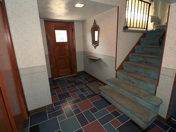 2nd image of 708 Sherwood Cir