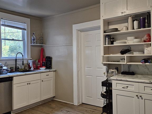 5th image of 415 NE Colorado St