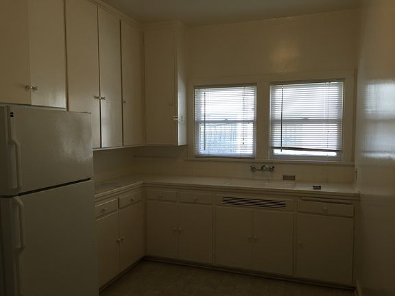 4th image of 242 S Sycamore Ave