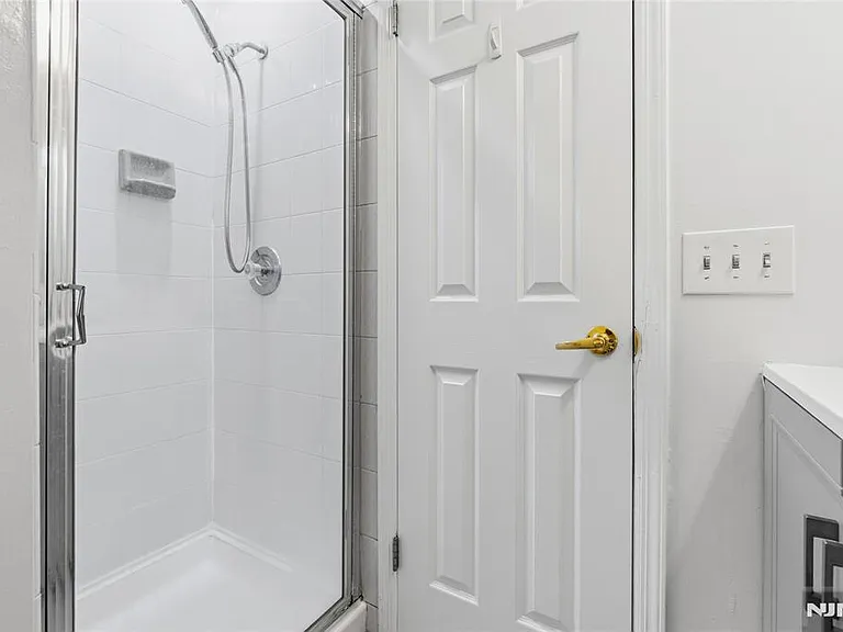546 Windsor Dr — Photo 14