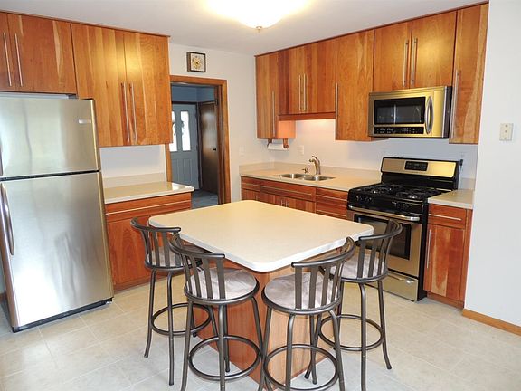 3rd image of 1001 Kensington Dr