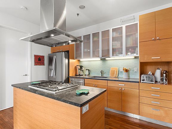 4th image of 552 W 43rd St APT 4A