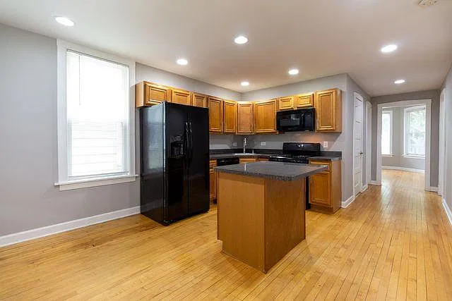 2819 N Springfield Ave — Photo 3