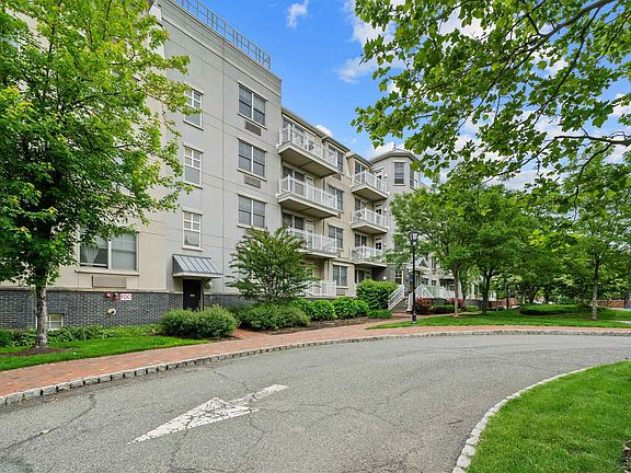 3rd image of 4 Constellation Pl APT 301